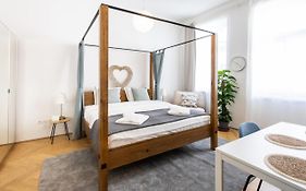 Regal Retreat Intimate Elegance Near Schoenbrunn Palace